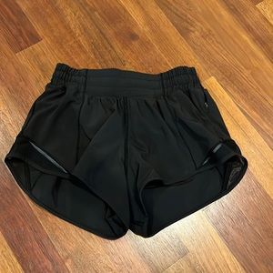 Lululemon Black Hotty Hots 2.5”